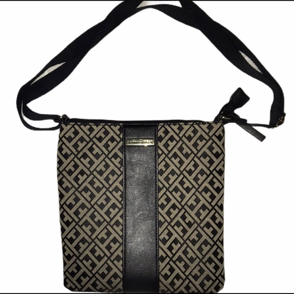 Tommy Hilfiger Handbags - TOMMY HILFIGER crossbody purse BRAND NEW